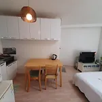Short-Term Rental Near Mangwon Station And Mangwon Traditional Market, Studio Apartment, Entire House