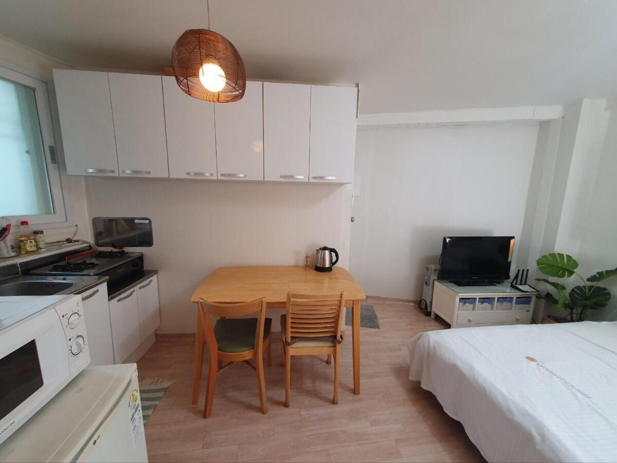 Short-term Near Mangwon Station And Mangwon Traditional Market, Apartment, Entire House